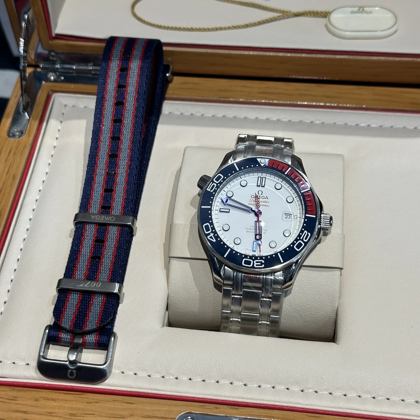 Omega Seamaster 007 With Extra Nato Strap