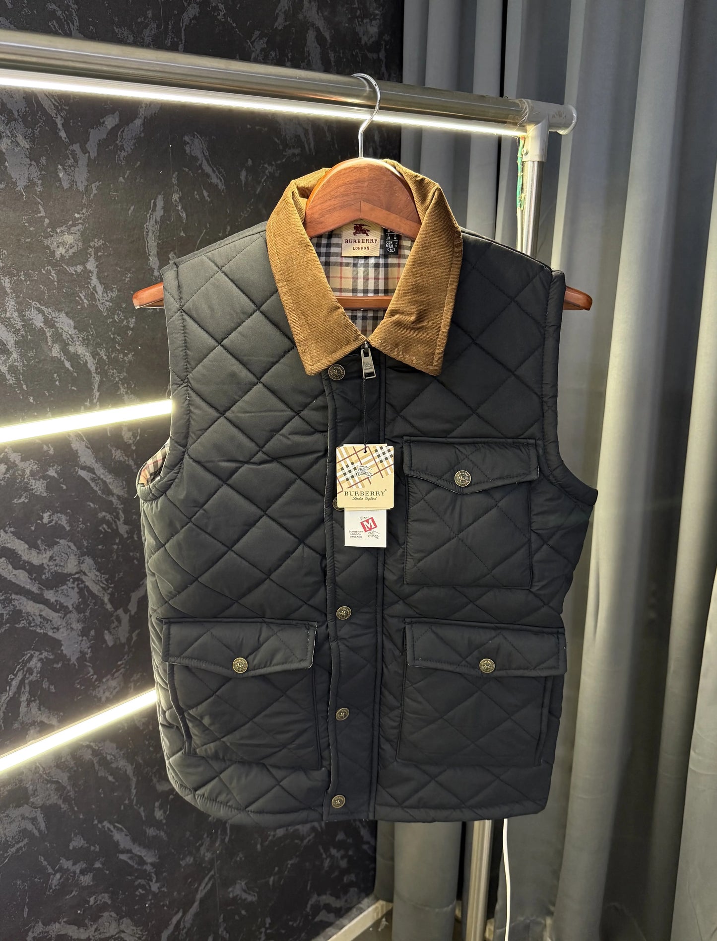 Burberr y Reversible Sleeveless Puffer Jacket (Black)
