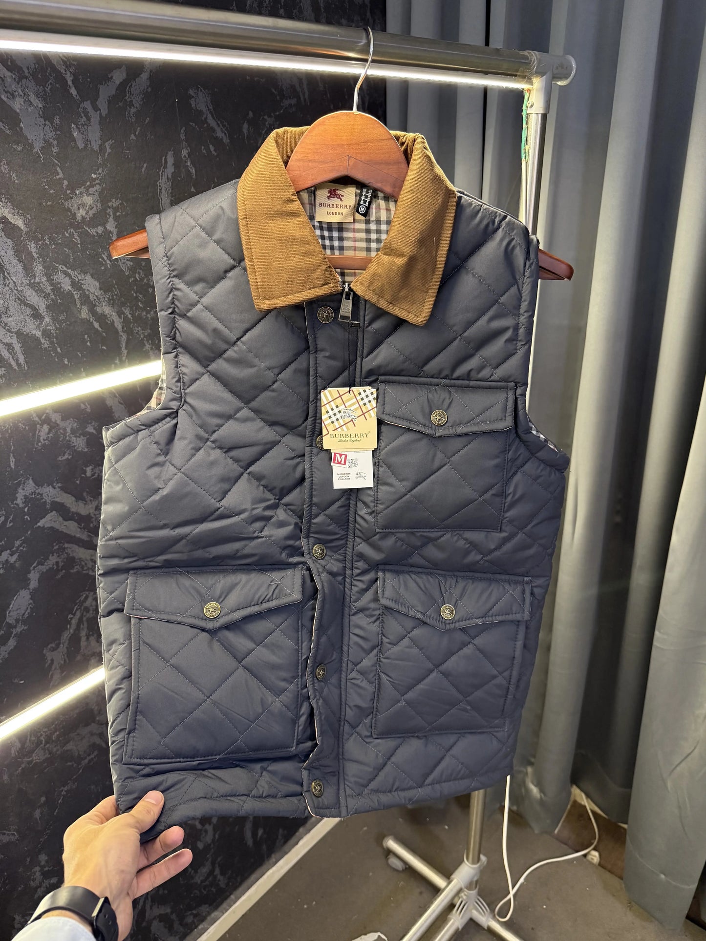 Burberr y Reversible Sleeveless Puffer Jacket (GREY)