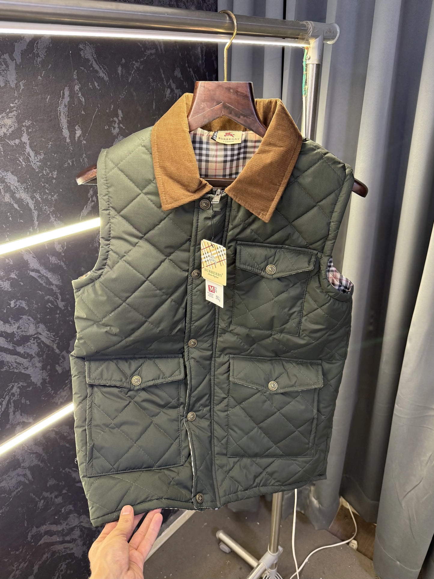 Burberr y Reversible Sleeveless Puffer Jacket (OLIVE)