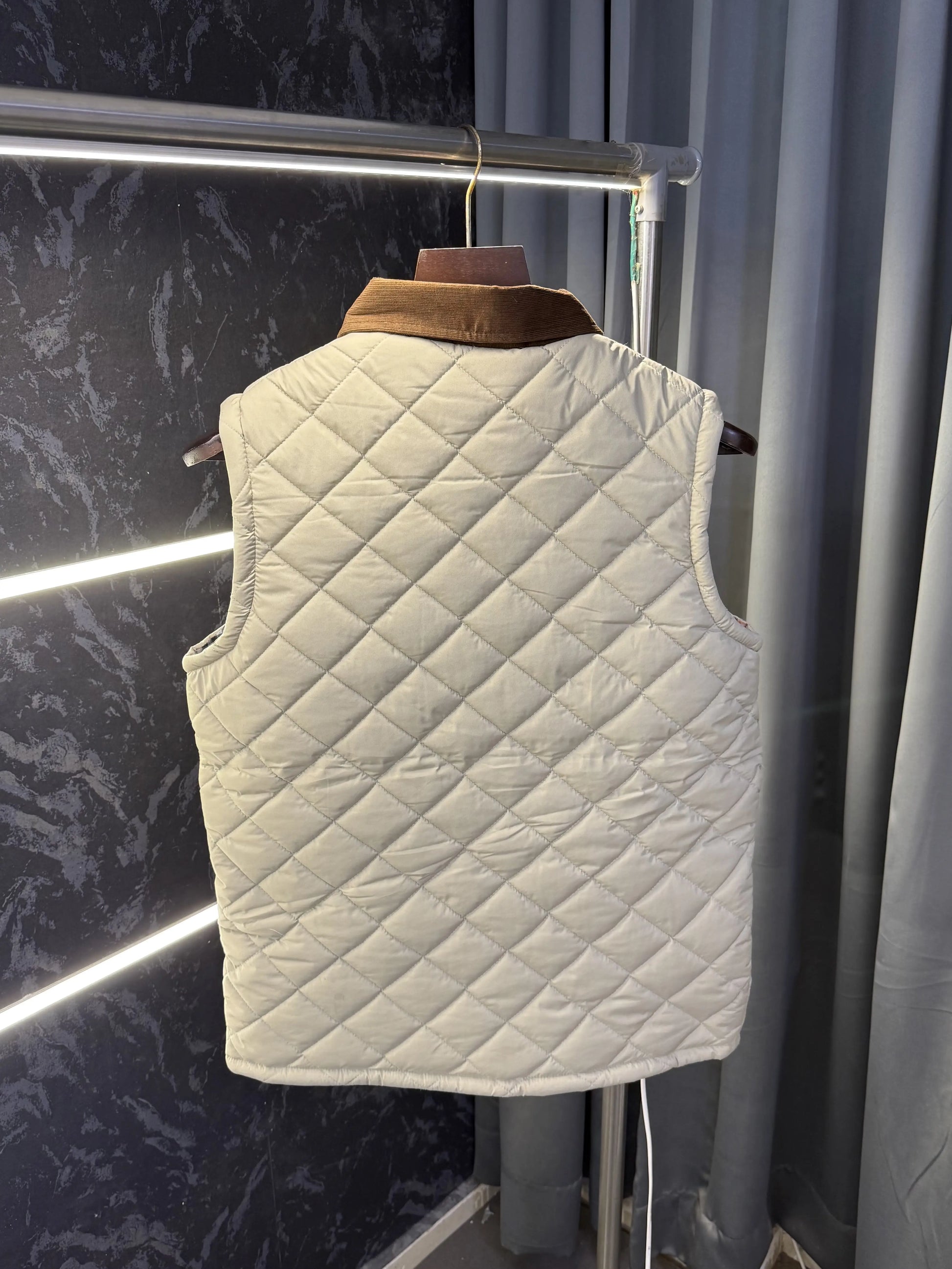 Burberr y Reversible Sleeveless Puffer Jacket (CREAM)
