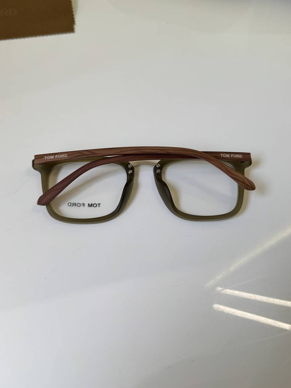 Tomford_5184_Gun_Green_With_Wooden_Stick