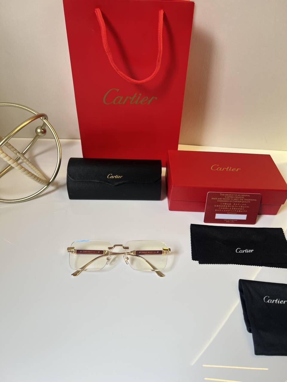 Cartieer_2503_frame_with_brown stick