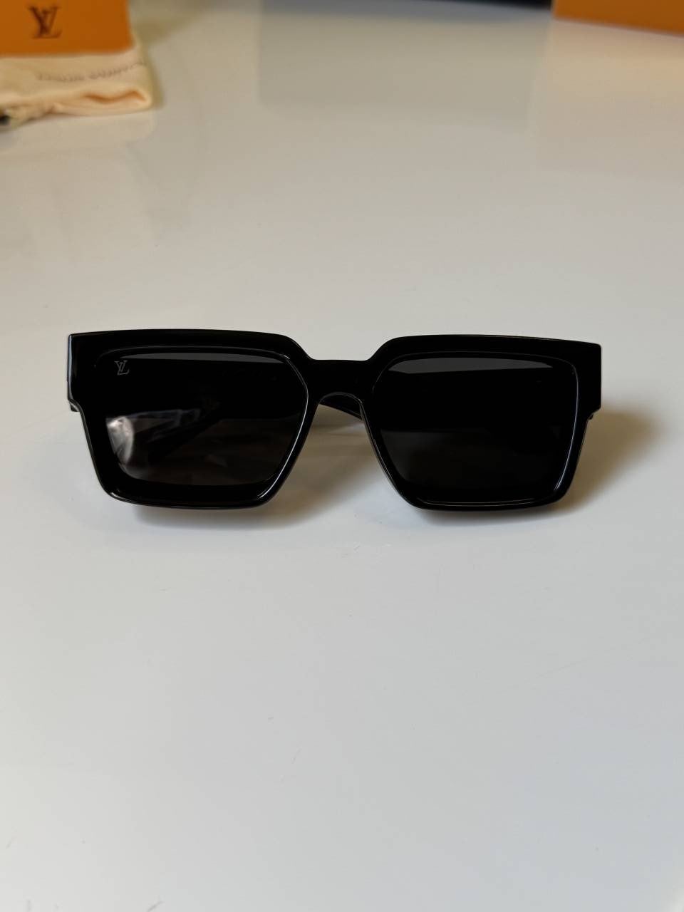 Louis_Vuitton_96006_Black_Millionaire