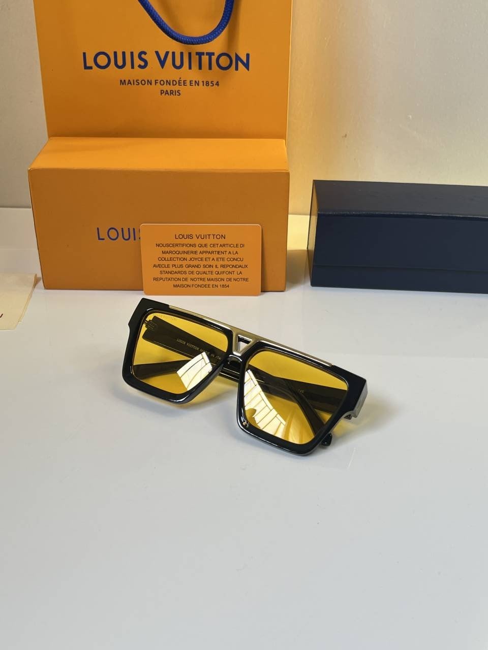 Louis_Vuittion_6129_yellow_black