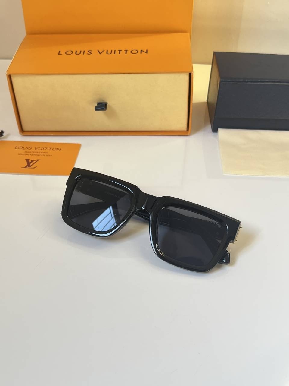 Louis_Vuitton_4434_Glossy_black