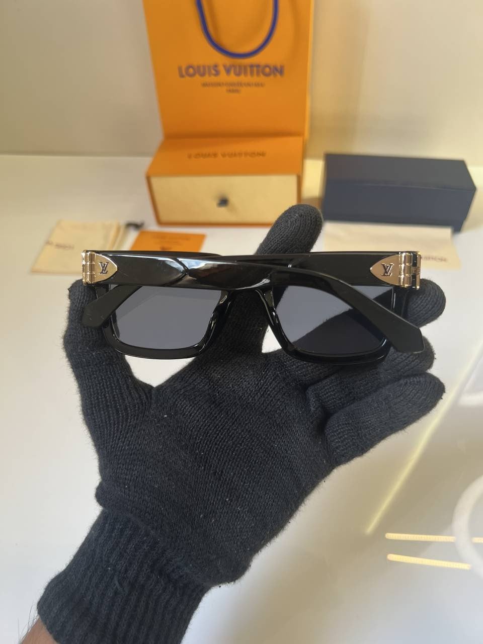 Louis_Vuitton_4434_Glossy_black