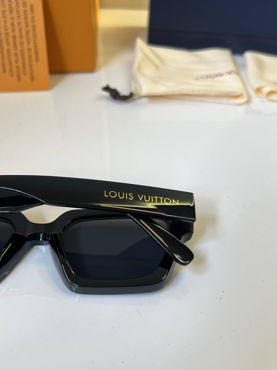 Louis_Vuitton_12001_Glossy_Blk